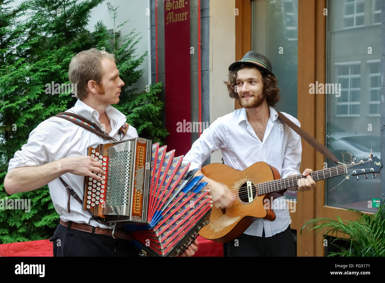 Cantanti di musica folk al di fuori di un ristorante di Berlino Foto Stock