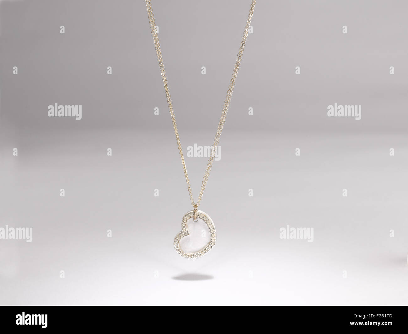 Ciondolo a forma di cuore imitazione gioielleria in argento Foto Stock