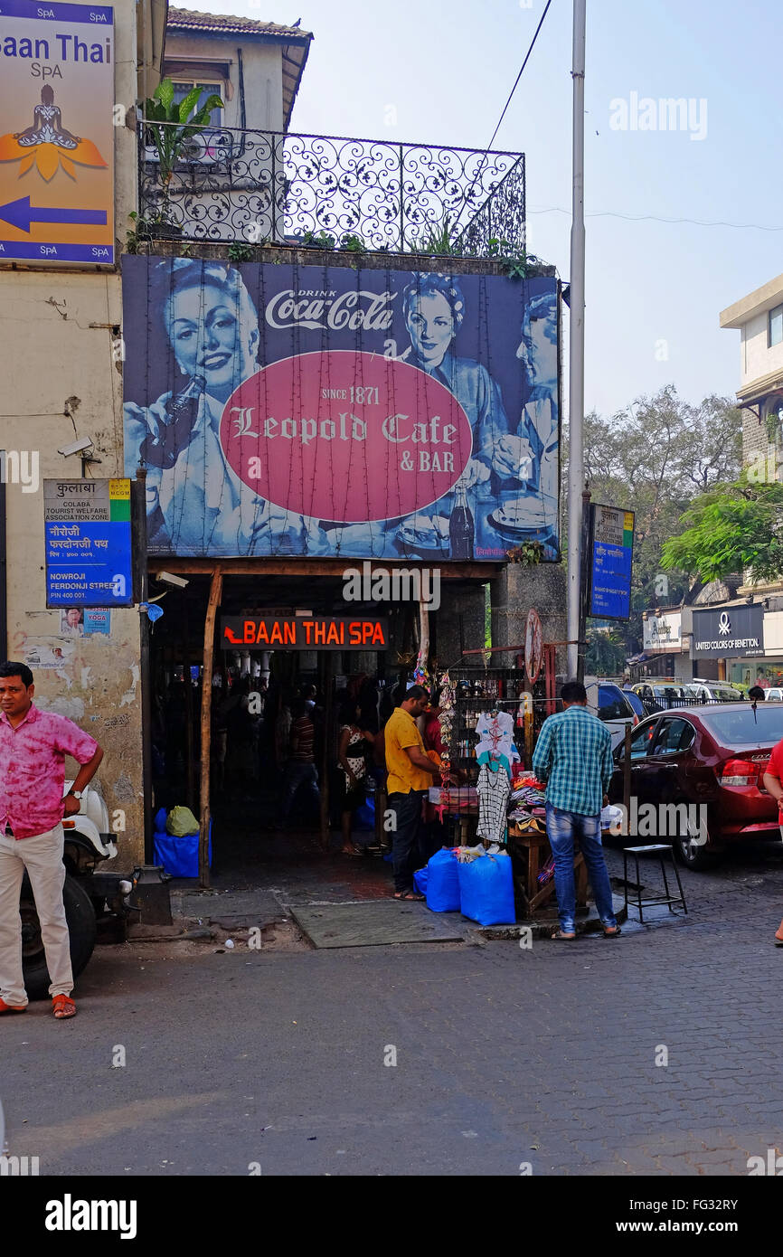 Il Leopold Cafe, Mumbai è popolare tra i viaggiatori con zaino in spalla ed è stato attaccato dai terroristi nel 2008 Foto Stock