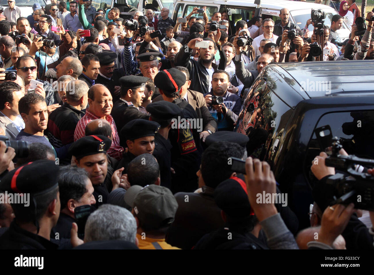 Il Cairo, Egitto. Xvii Feb, 2016. Gli egiziani lutto ai funerali del giornalista egiziana Mohamed Hassanein Heikal presso la al-Hussein moschea al Cairo il 17 febbraio 2016. Heikal, uno del mondo arabo è più prominente i commentatori politici e da un ex consigliere del presidente Gamal Abdel Nasser, morì il 17 febbraio di età compresa tra i 92 © Sayed Amr/immagini APA/ZUMA filo/Alamy Live News Foto Stock