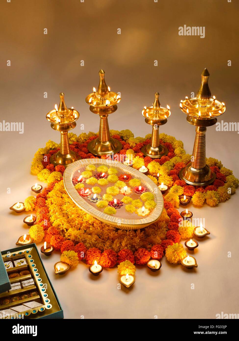 Diyas lampade a olio e fiori disposizione per il Diwali Festival ; India Foto Stock