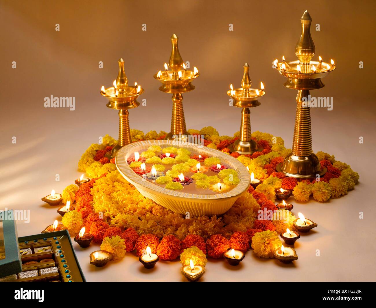 Diyas lampade a olio e fiori disposizione per il Diwali Festival ; India Foto Stock