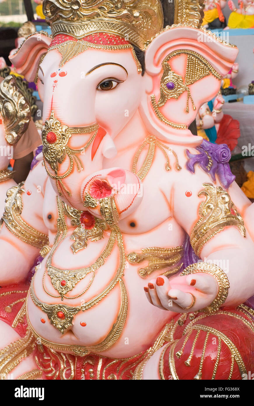 Idolo di elefante ganesh intitolata Dio decorate con ornamenti in vendita prima di Ganeshotsav ; Pune ; Maharashtra ; India Foto Stock