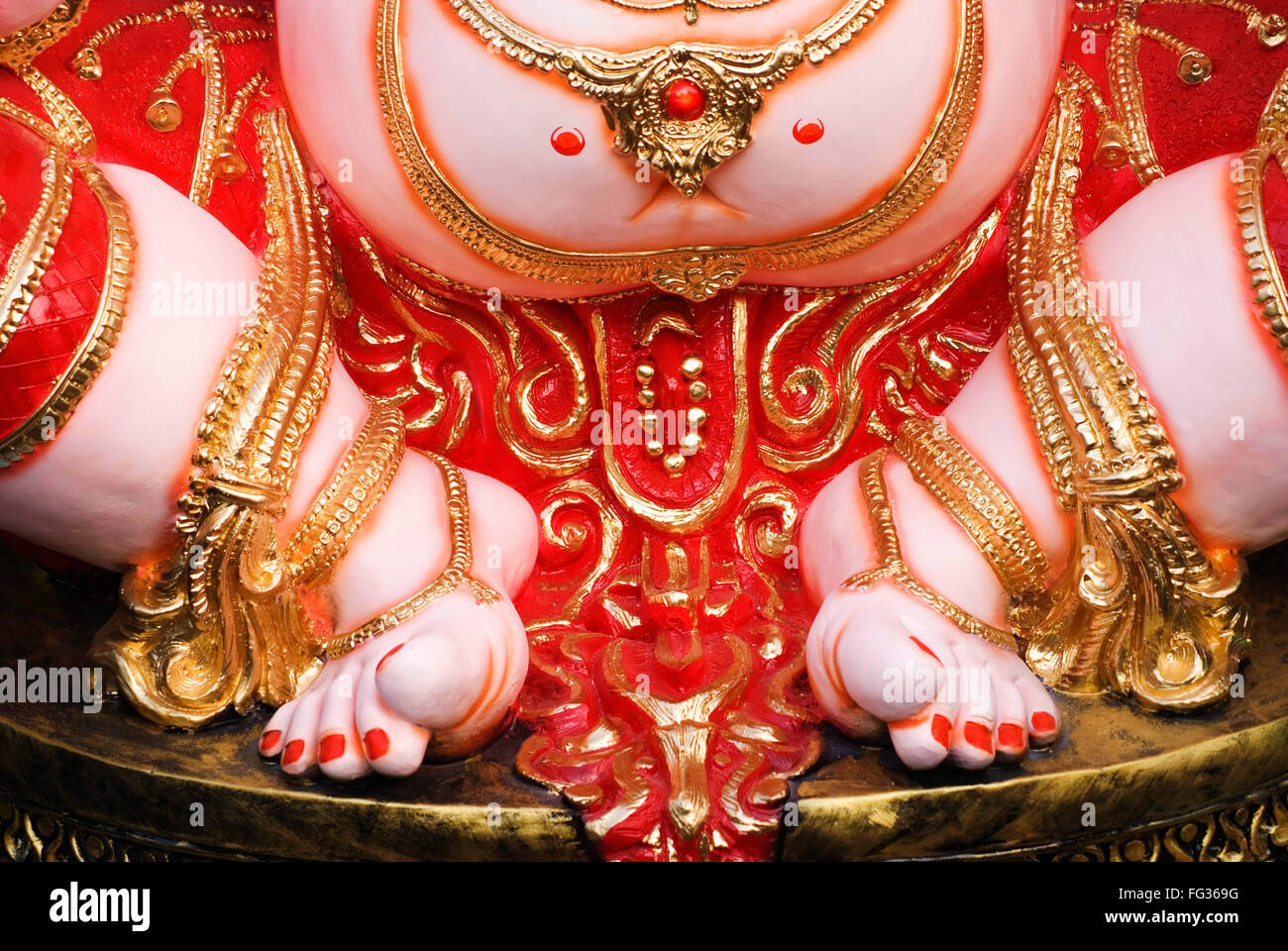 Idolo di Ganesh pancia e charan piedi decorate con ornamenti vendita Ganeshotsav Pune Maharashtra Foto Stock