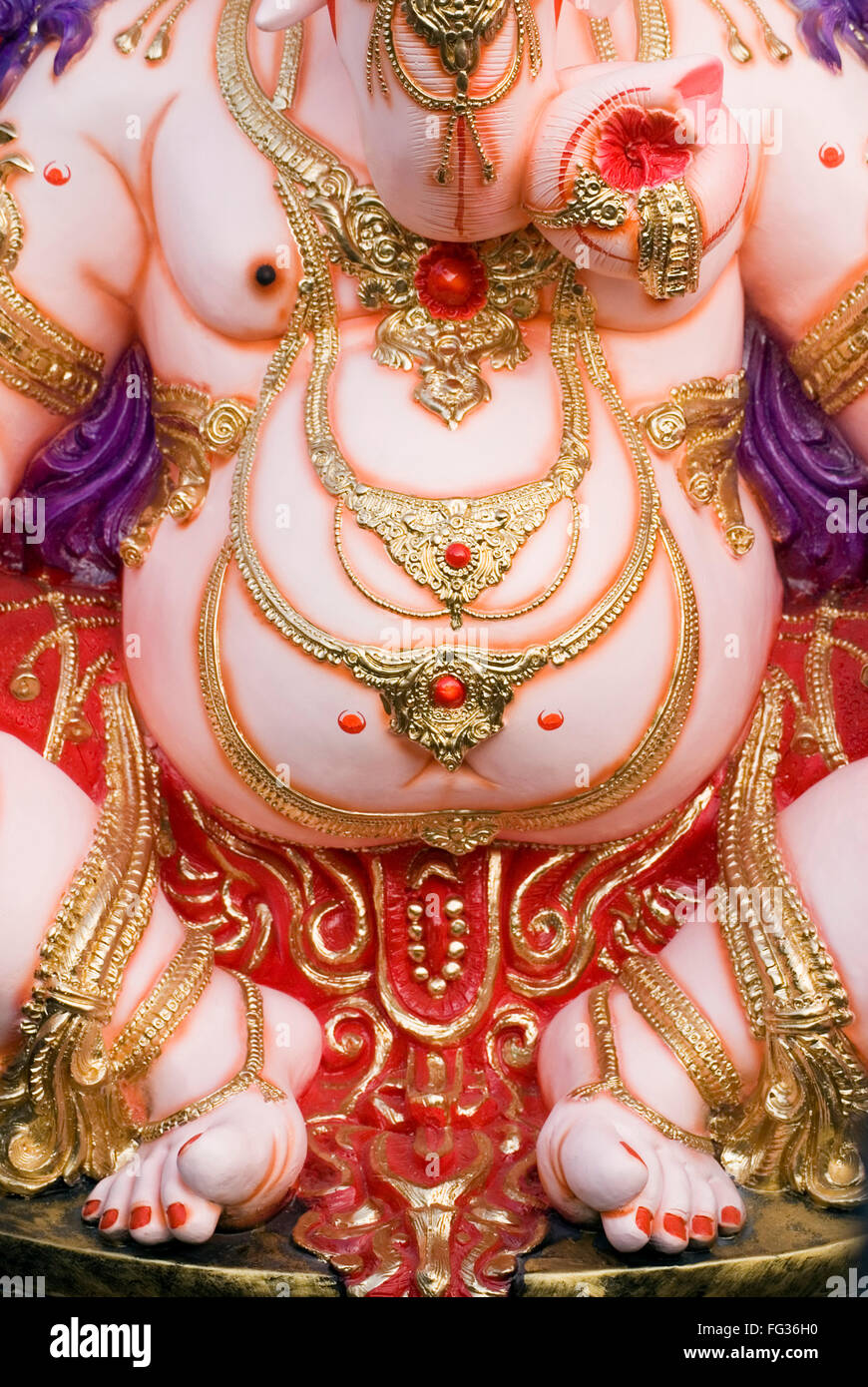 Idolo di elefante ganesh intitolata Dio decorate con ornamenti in vendita in Ganeshotsav ; Pune ; Maharashtra ; India Foto Stock