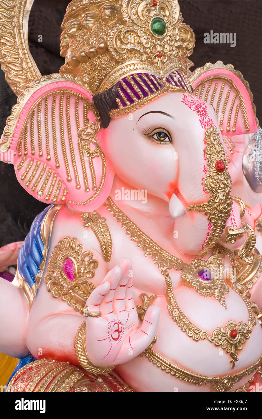 Idolo di elefante ganesh intitolata Dio per la vendita in Ganeshotsav ; Pune ; Maharashtra ; India Foto Stock