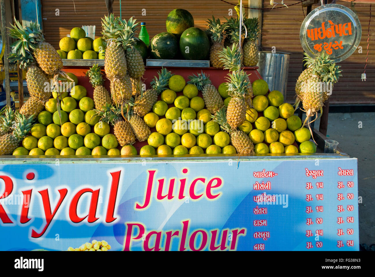 Strada di stallo di succo di ananas vendita Limetta dolce ed anguria succhi di frutta ; Bhuj ; ; Kutch Gujarat ; India Foto Stock