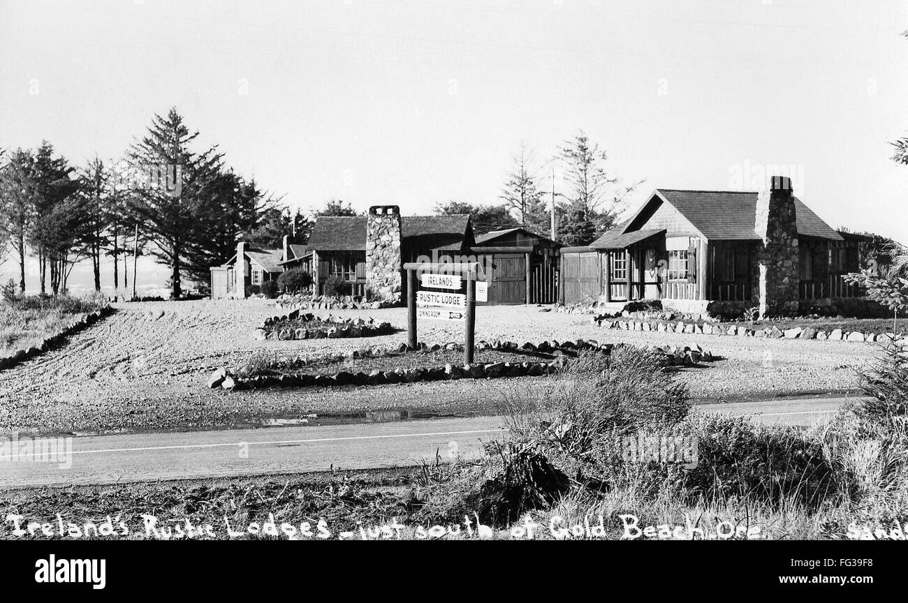 OREGON: LODGE, c1935. /NIreland rustico Lodges, a sud della spiaggia di oro, Oregon. Cartolina fotografica, C1935. Foto Stock