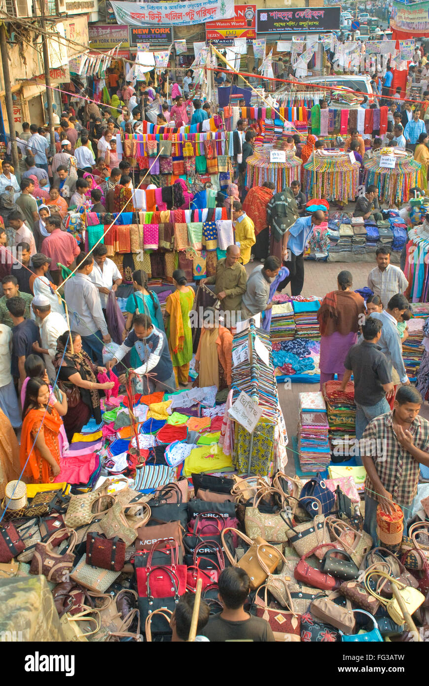 Persone che acquistano merci da bancarelle stradali ; nuovo mercato ; Azimpur ; Dhanmondi ; Dhaka ; Bangladesh ; Asia ; Asia Foto Stock