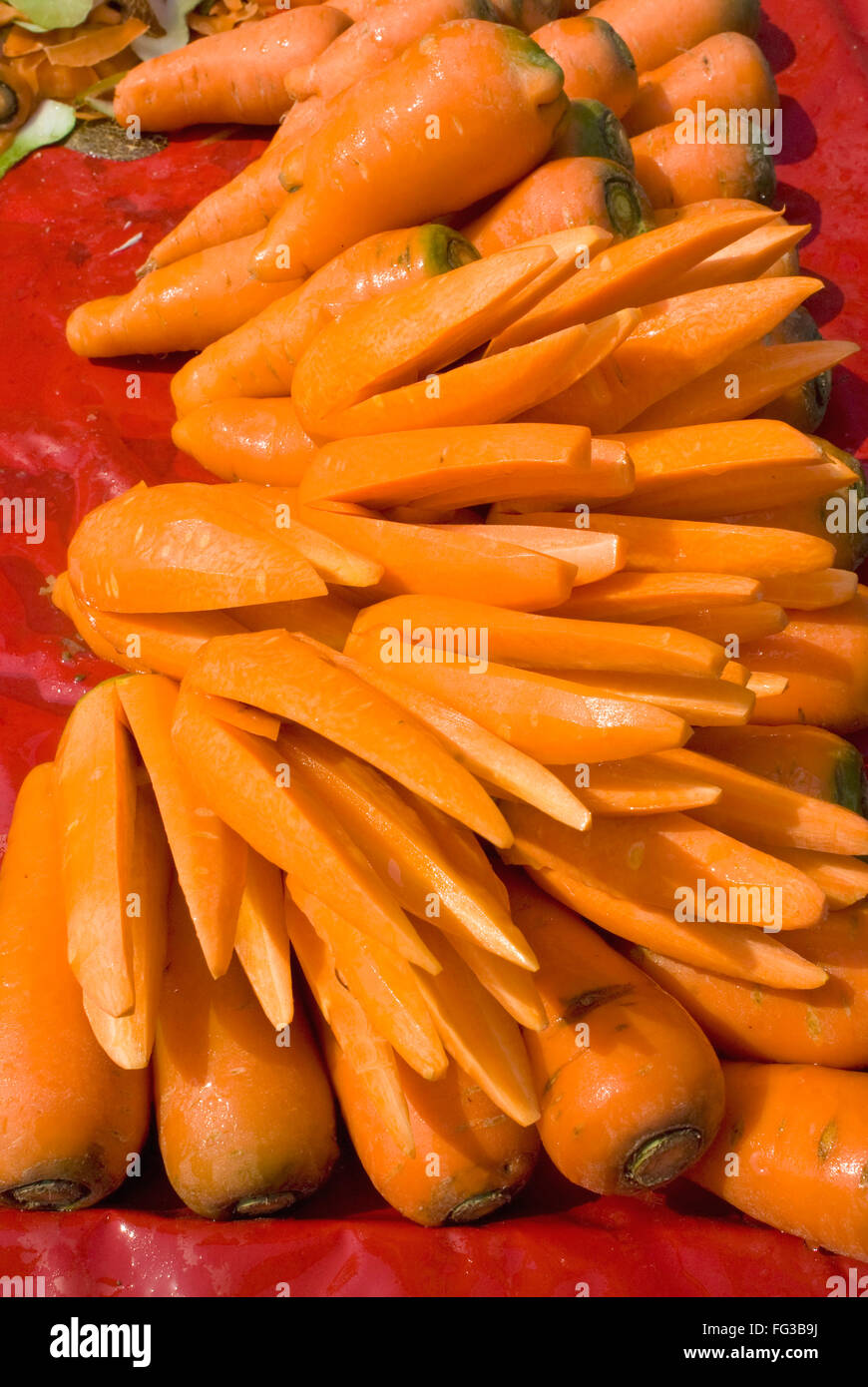 Fresche sbucciate e tagliate le carote in vendita ; vecchi Dhaka ; Bangladesh Foto Stock
