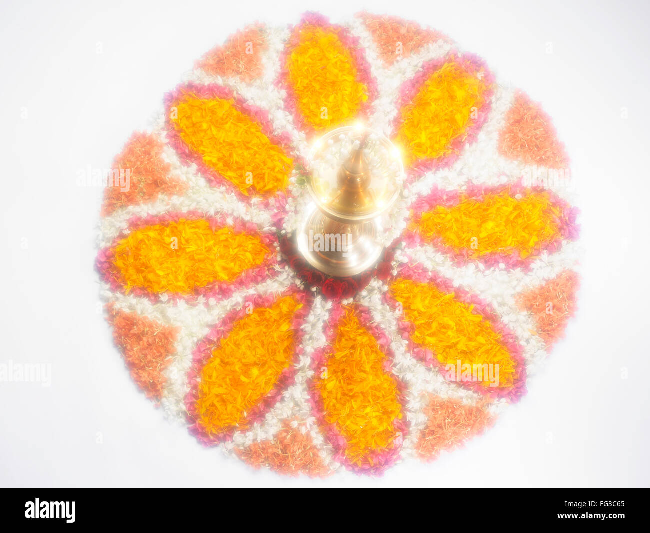 Festival Onam, festival indù, lampada ad olio, lampada di ottone, rangoli, Concetto, concettuale, piano da tavolo, Kerala, India, Asia Foto Stock