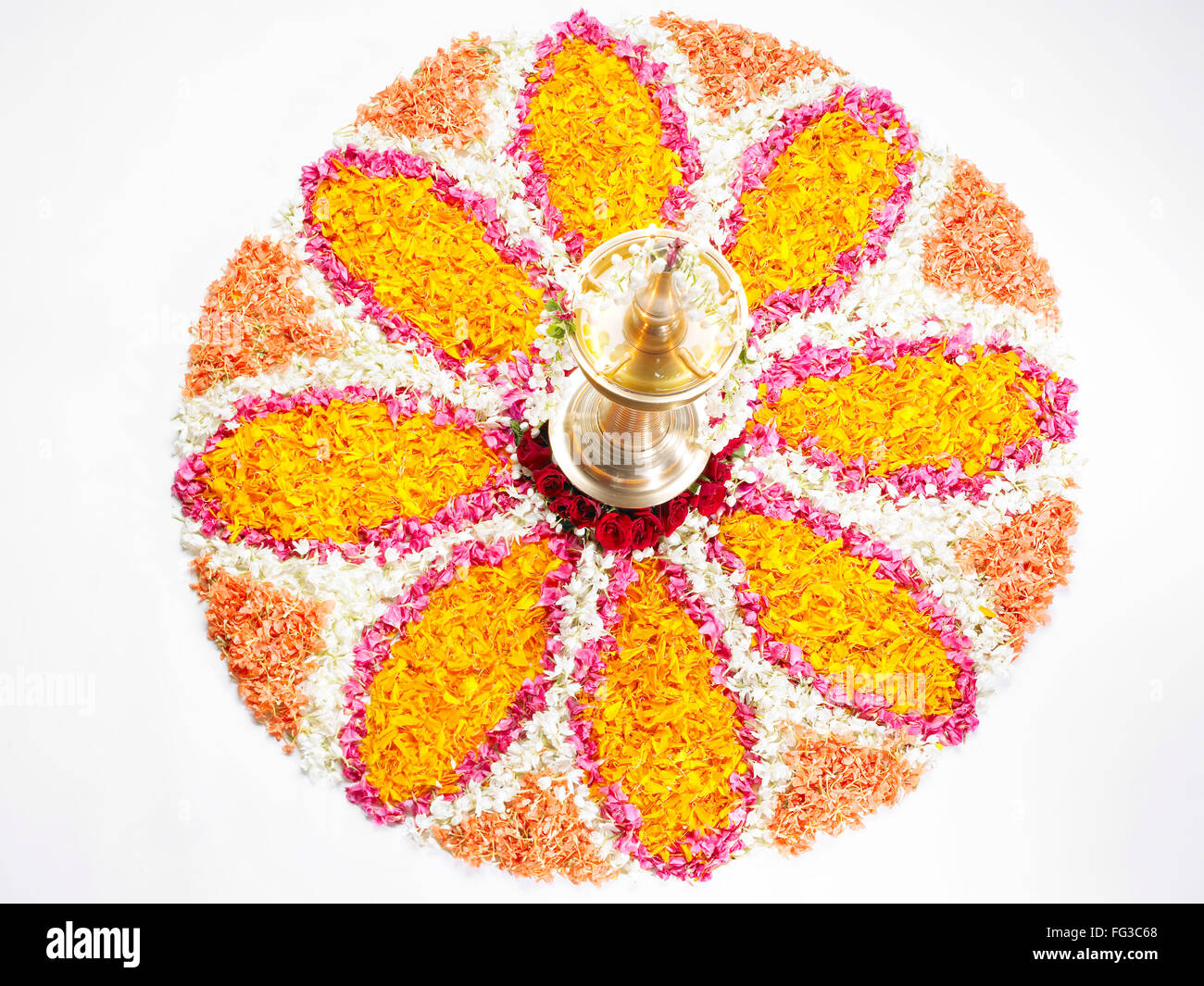 Festival Onam, festival indù, lampada ad olio, lampada di ottone, rangoli, Concetto, concettuale, piano da tavolo, Kerala, India, Asia Foto Stock