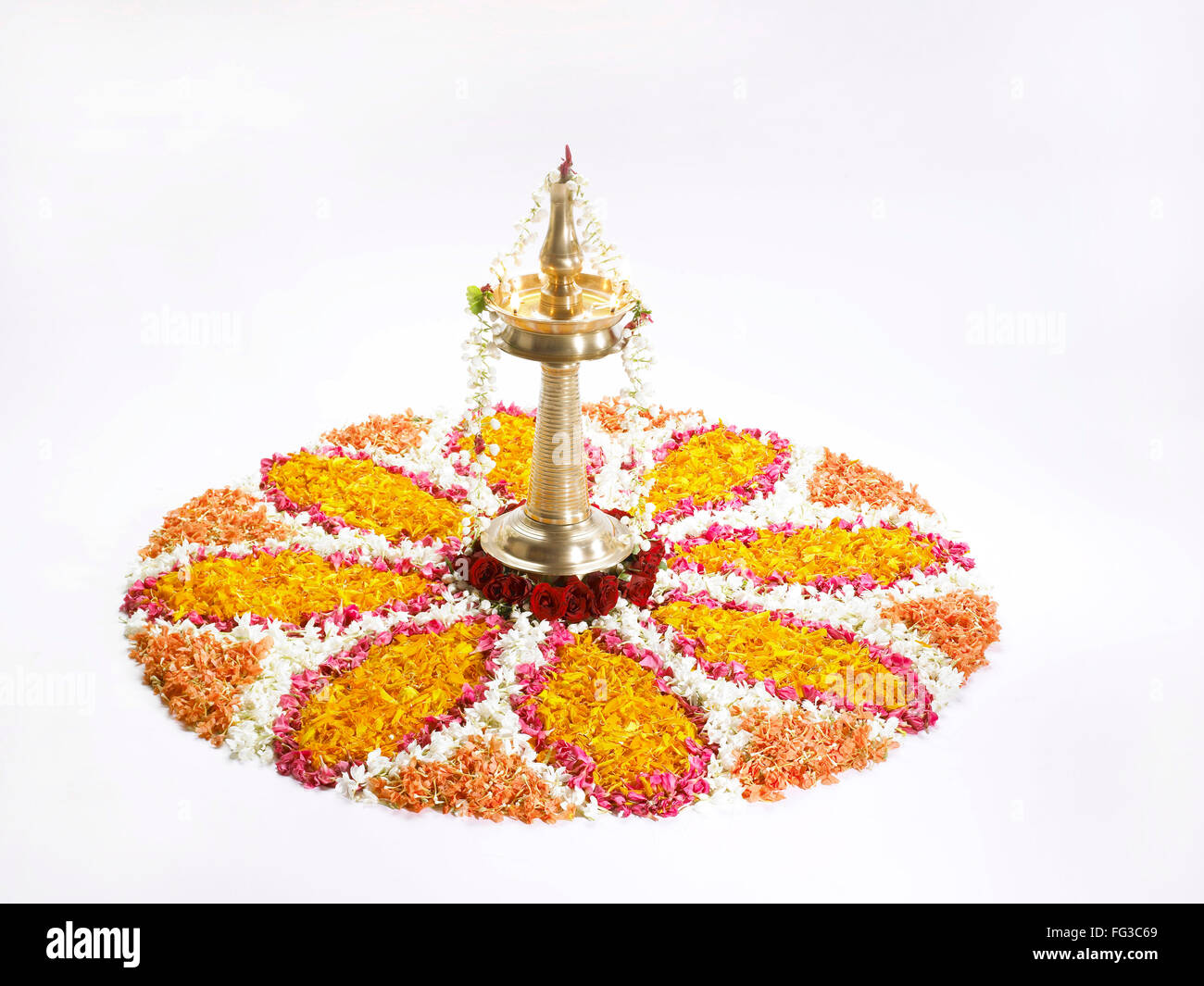 Festival Onam, festival indù, lampada ad olio, lampada di ottone, rangoli, Concetto, concettuale, piano da tavolo, Kerala, India, Asia Foto Stock