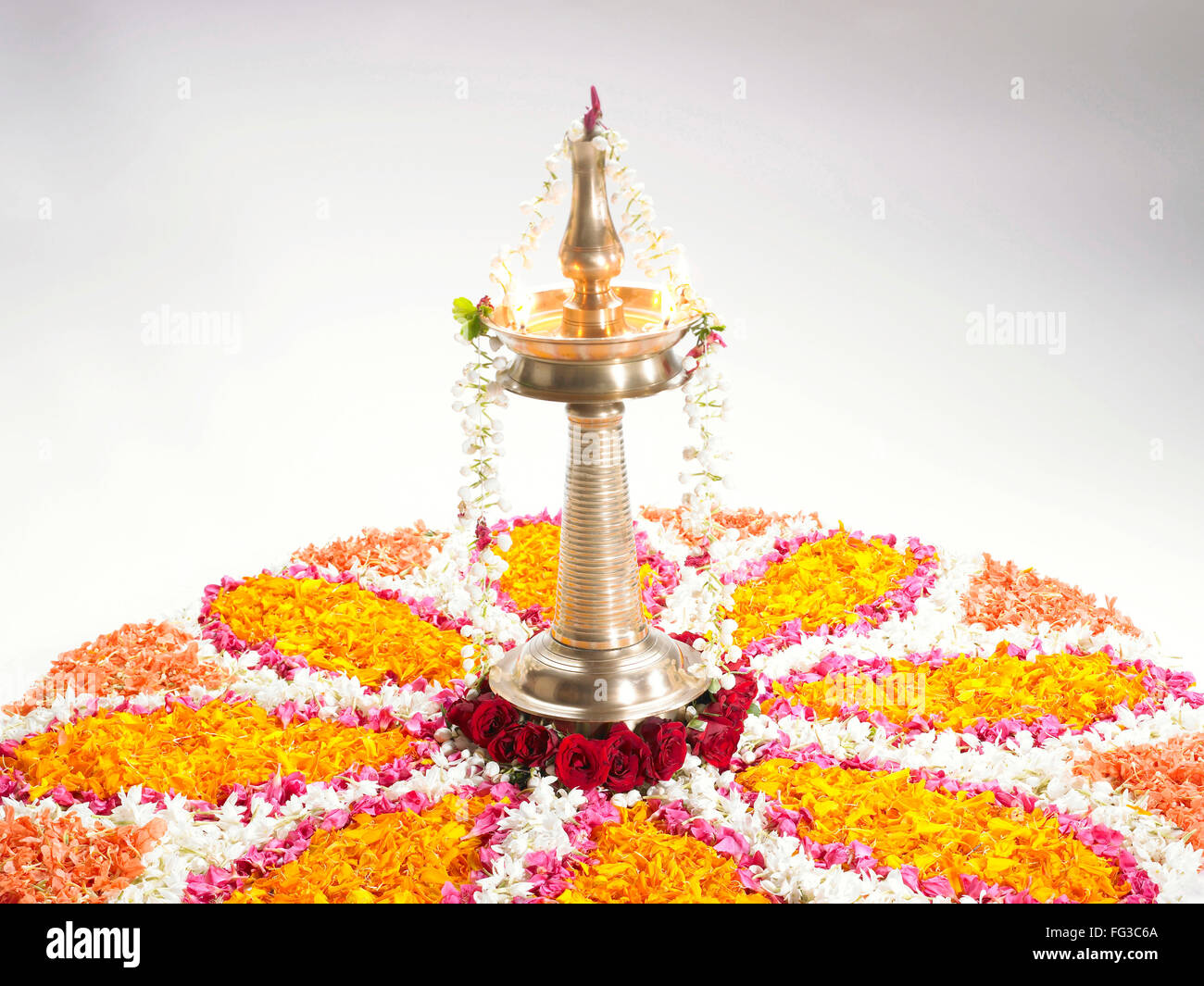 Festival Onam, festival indù, lampada ad olio, lampada di ottone, rangoli, Concetto, concettuale, piano da tavolo, Kerala, India, Asia Foto Stock