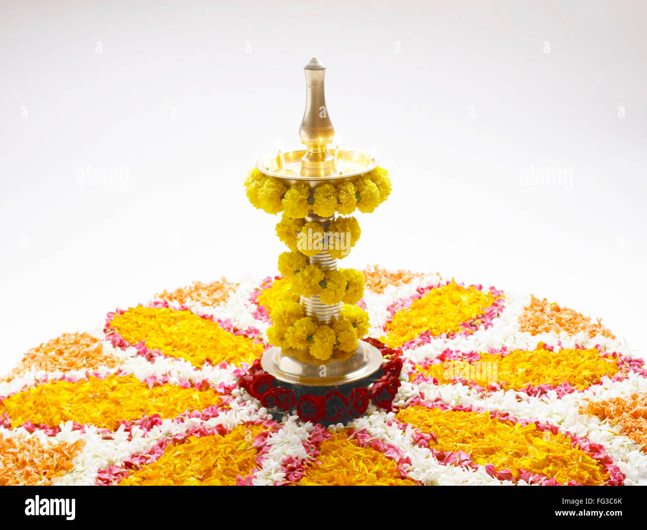 Festival Onam, festival indù, lampada ad olio, lampada di ottone, rangoli, Concetto, concettuale, piano da tavolo, Kerala, India, Asia Foto Stock