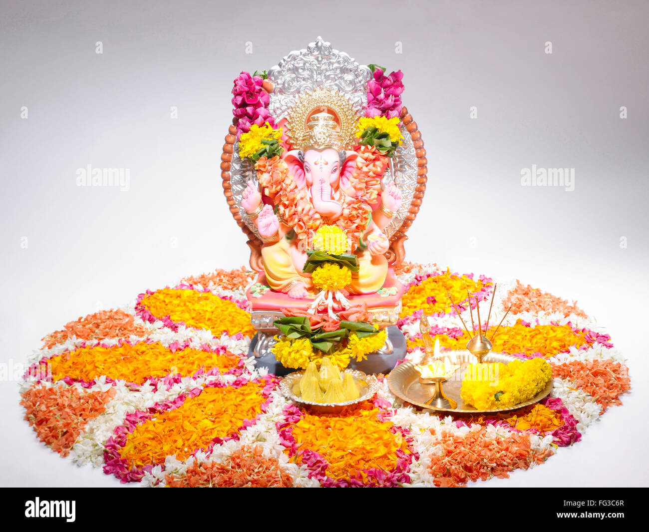 Dio Ganpati Ganpati creatore montato su big rat in processione di Ganesh chaturthi Foto Stock