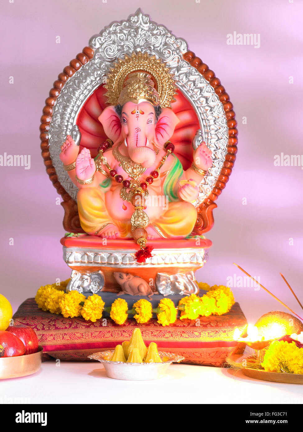 Dio Ganpati Ganpati creatore montato su big rat in processione di Ganesh chaturthi Foto Stock