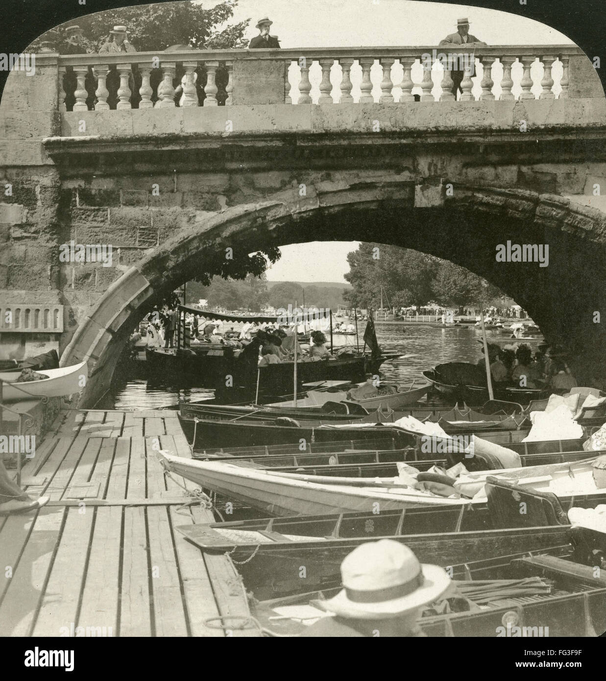 Inghilterra: Henley-on-Thames. /NRowboats attraccata a Henley-on-Thames in Sud Oxfordshire, Inghilterra. Stereografia, 1908. Foto Stock
