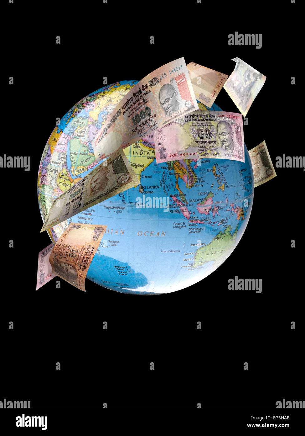 Moneta note con globo galleggiante su sfondo nero Foto Stock
