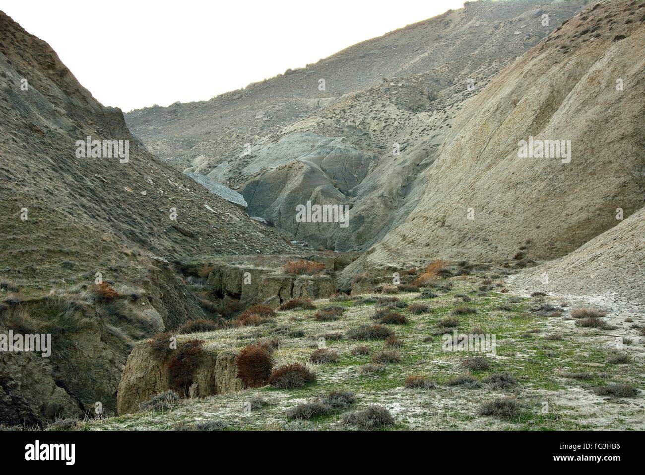 Il canale ha eroso nel fango in colline in Azerbaigian. Lokbatan è un piccolo paese a 15 km a sud ovest di Baku, con un vulcano di fango Foto Stock