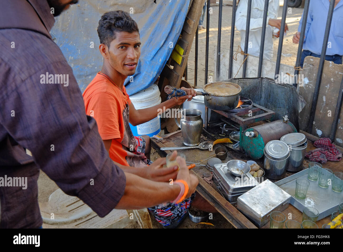 Chai wallah ( tea venditore) in Mumbai, India Foto Stock