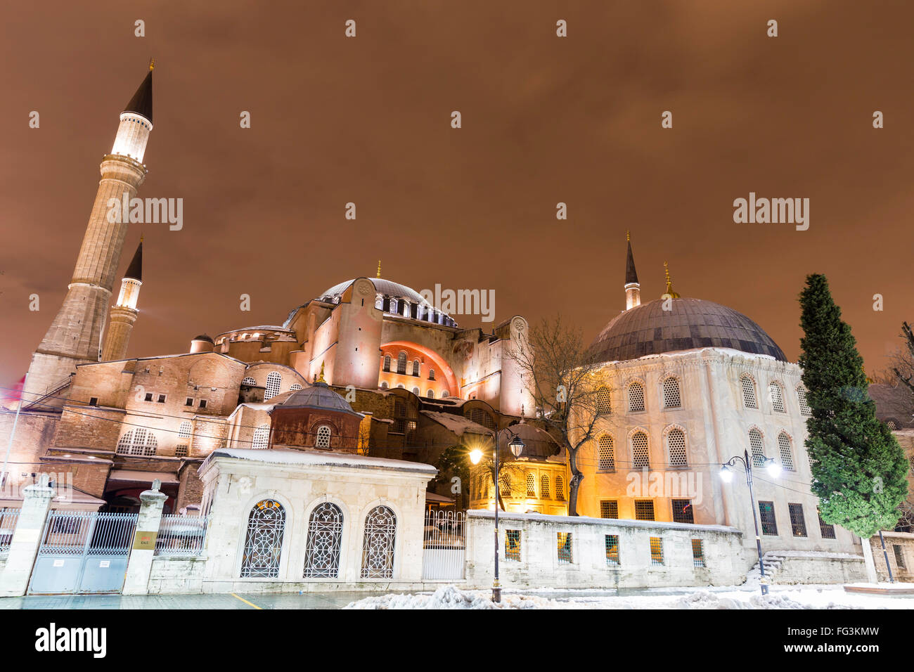 Vista ingrandita di Hagia Sophia, Aya Sofya, museo in un inverno nevoso notte in Istanbul Turchia Foto Stock