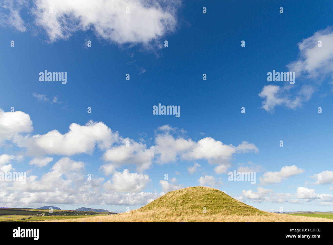 Camera di sepoltura di Maeshowe sotto un grande cielo di Orkney Foto Stock