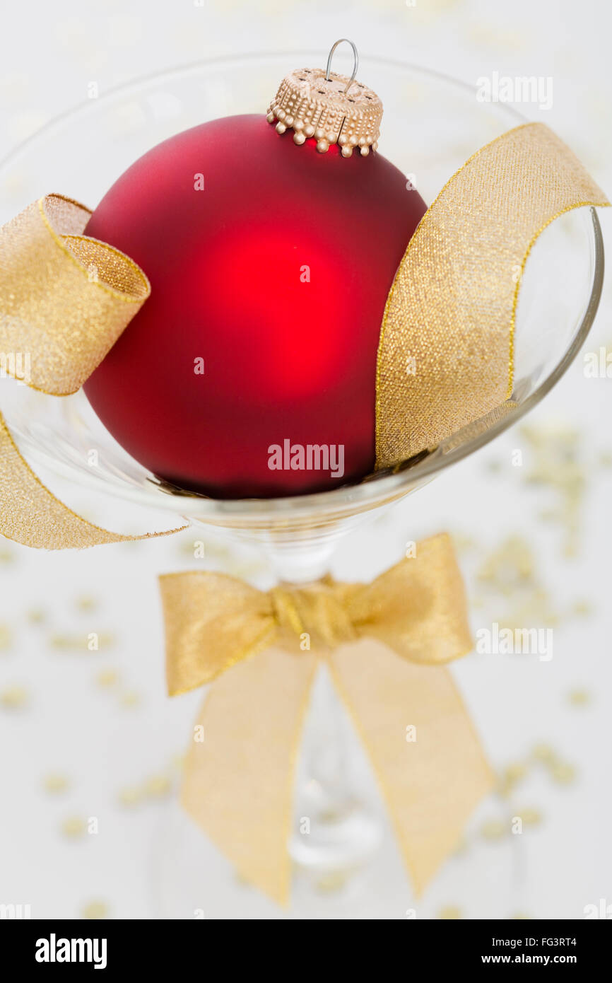 Pallina di natale in flûte di champagne Foto Stock