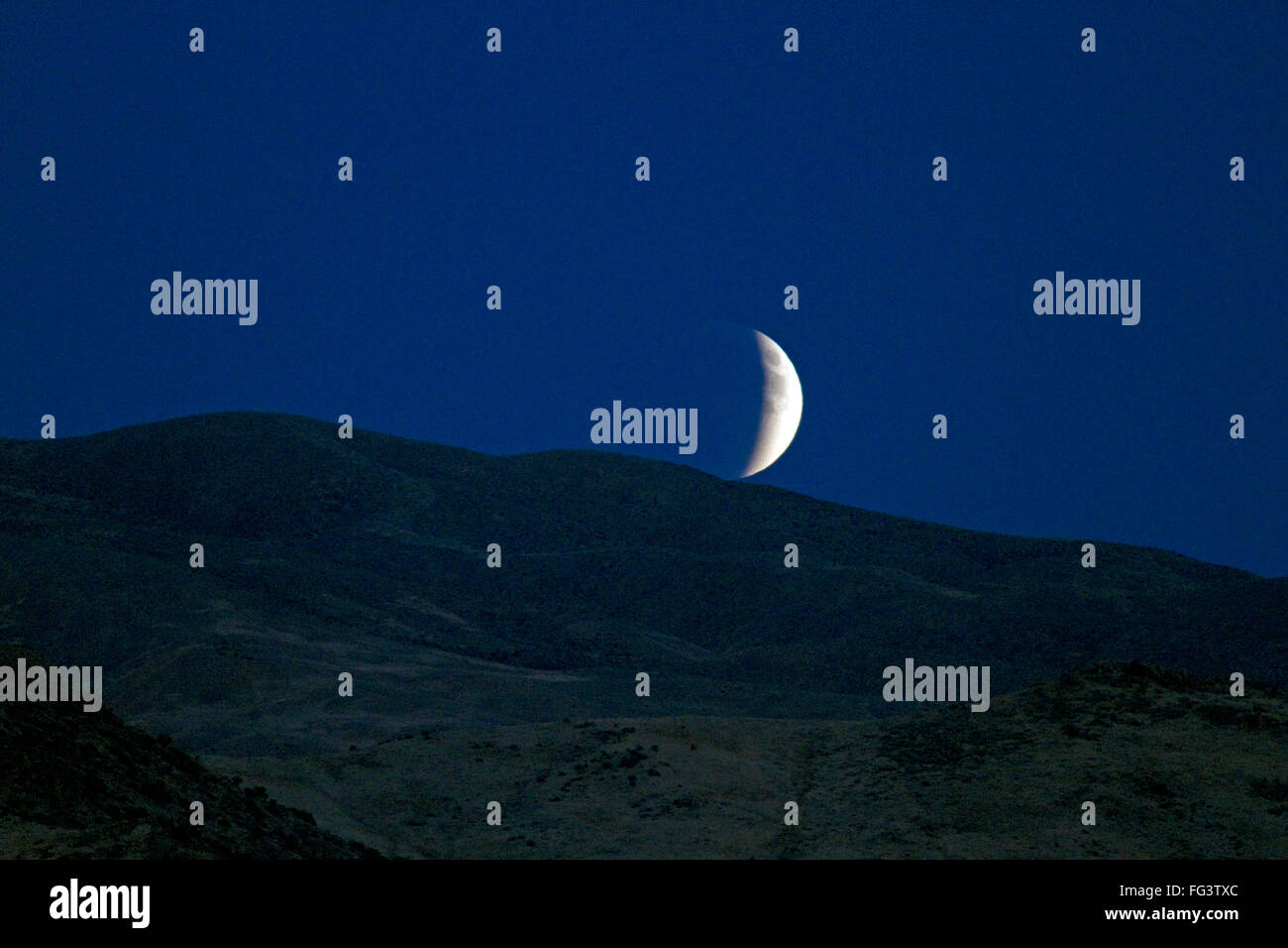 Lunar Eclipse in aumento nel cielo notturno al di sopra di Boise, Idaho, Stati Uniti d'America. Foto Stock