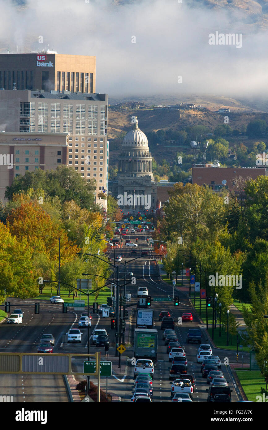 Vista del boulevard di capitale e il Campidoglio dell'Idaho in una nebbiosa mattina nel centro cittadino di Boise, Idaho, Stati Uniti d'America. Foto Stock