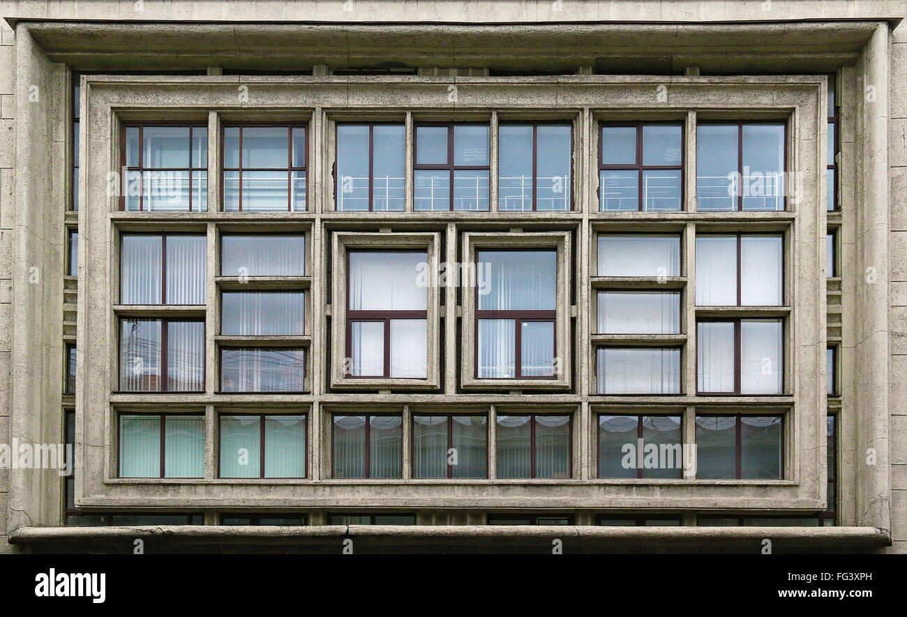 La composizione simmetrica di più finestre sulla facciata della non-edificio residenziale, San Pietroburgo, Russia Foto Stock