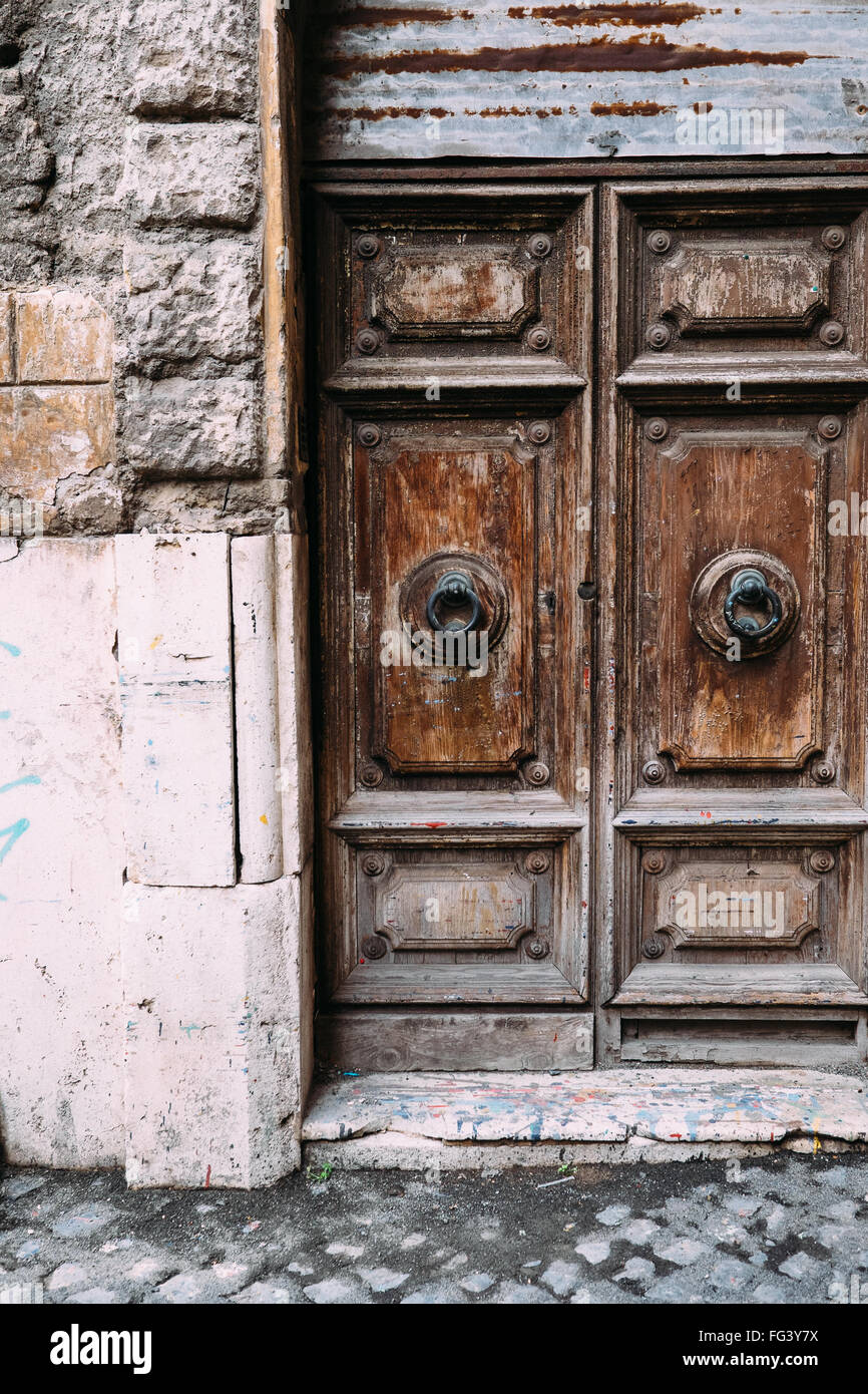 Un tempo-usurati, martoriata porta nel quartiere Ghetto di Roma, Italia Foto Stock