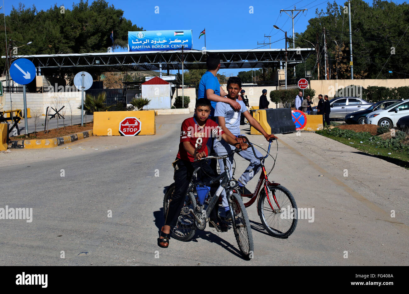 Amman, Giordania. Xvii Feb, 2016. Giordano per ragazzi giocare davanti a un valico di frontiera tra la Giordania e la Siria in Ramtha, Giordania, nel febbraio 17, 2016. Gusci Ramtha hit come risultato di scontri all'interno della Siria vicino al confine Jordanian-Syrian. © Mohammad Abu Ghosh/Xinhua/Alamy Live News Foto Stock