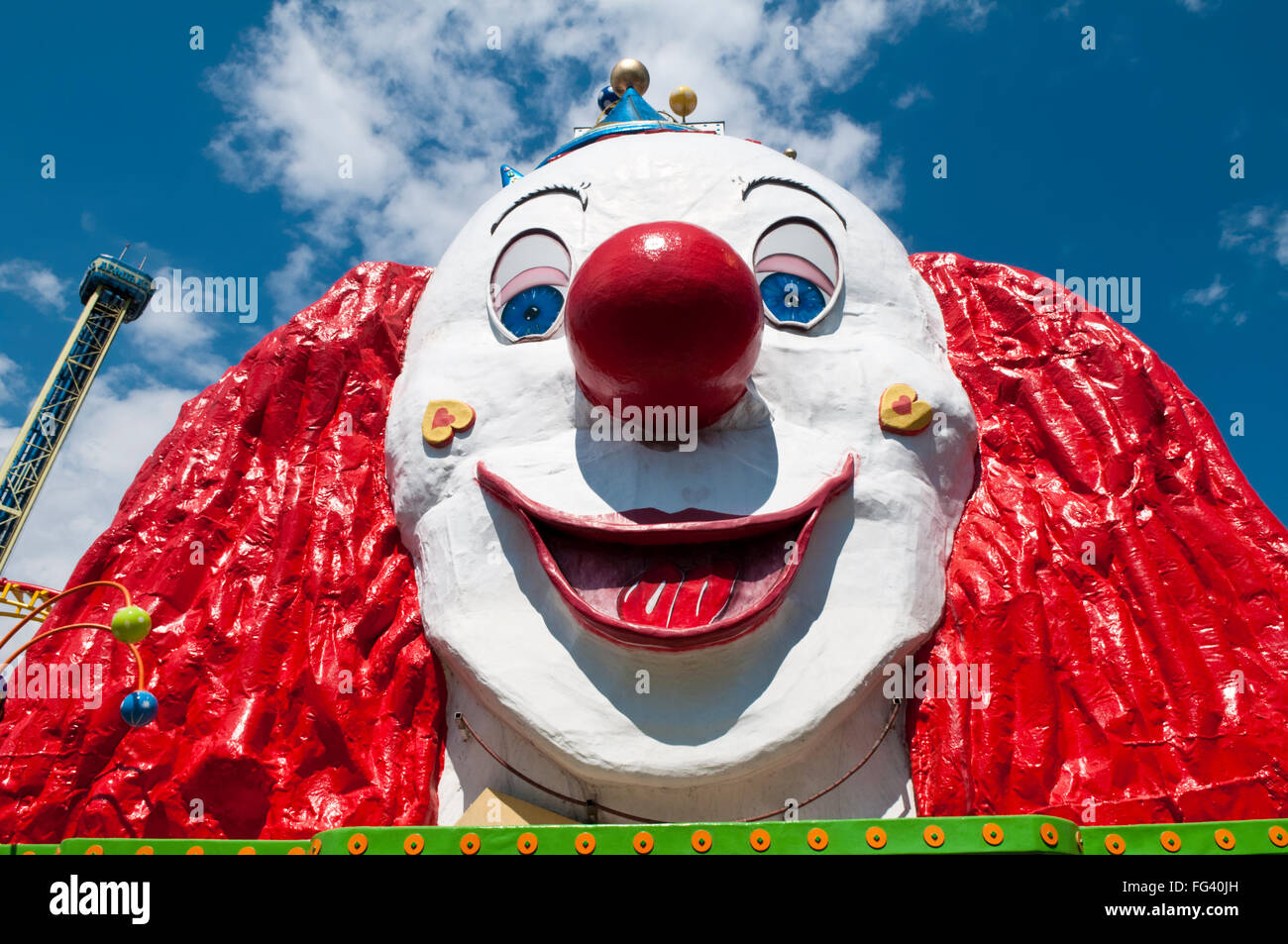 Un enorme clown faccia al di sopra di una attrazione turistica al parco di divertimenti Prater di Vienna in Austria Foto Stock