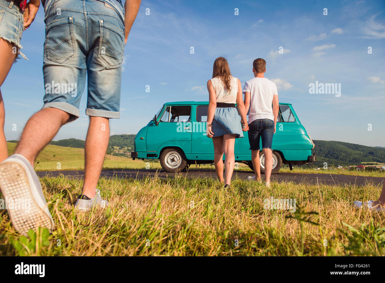 Coppie di innamorati, natura, cielo blu, camper, vista posteriore Foto Stock