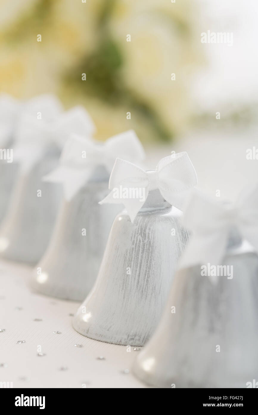 Decorazione le campane in fila sul tavolo Foto Stock