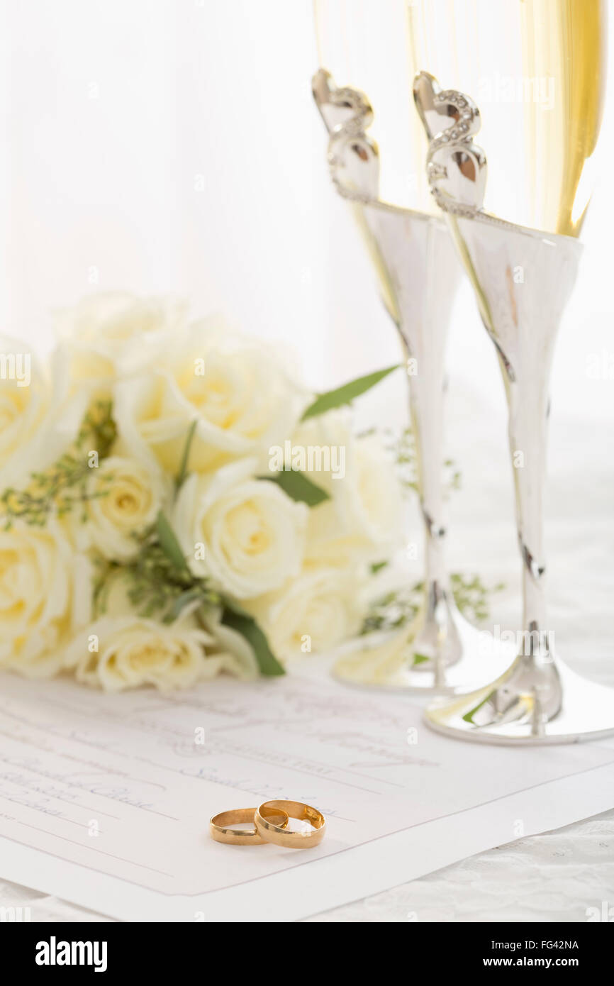 Gli anelli di nozze sul certificato di matrimonio Foto Stock