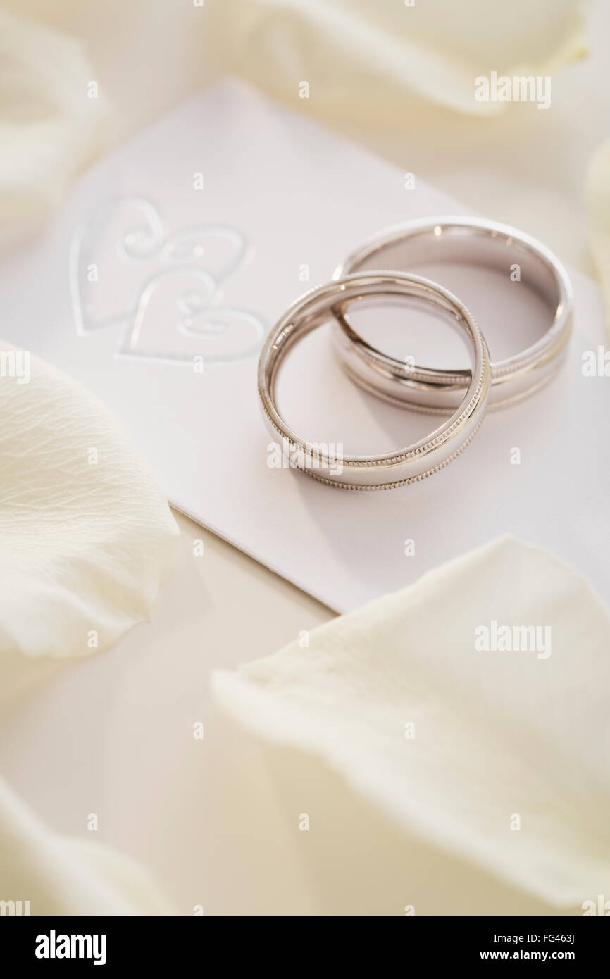 Gli anelli di nozze su invito a nozze Foto Stock