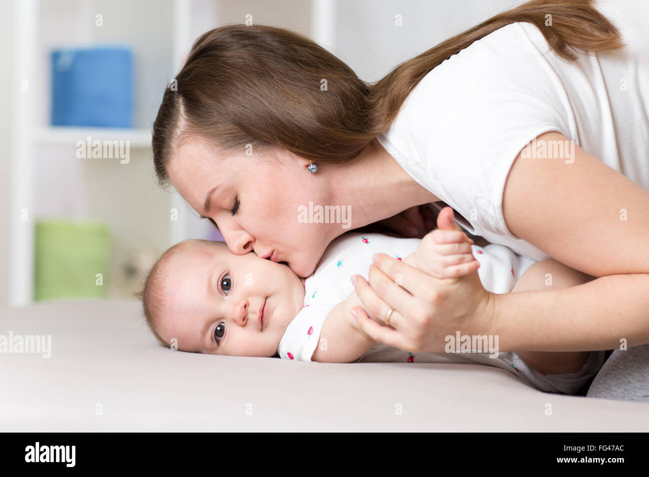 Felice madre baci baby Foto Stock