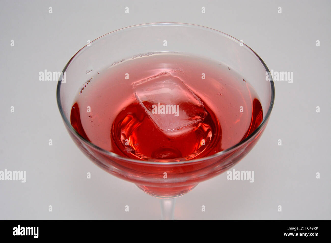 Mock champagne punch in vetro fatto da succo di mirtillo palustre e succo di limone soda pop Foto Stock