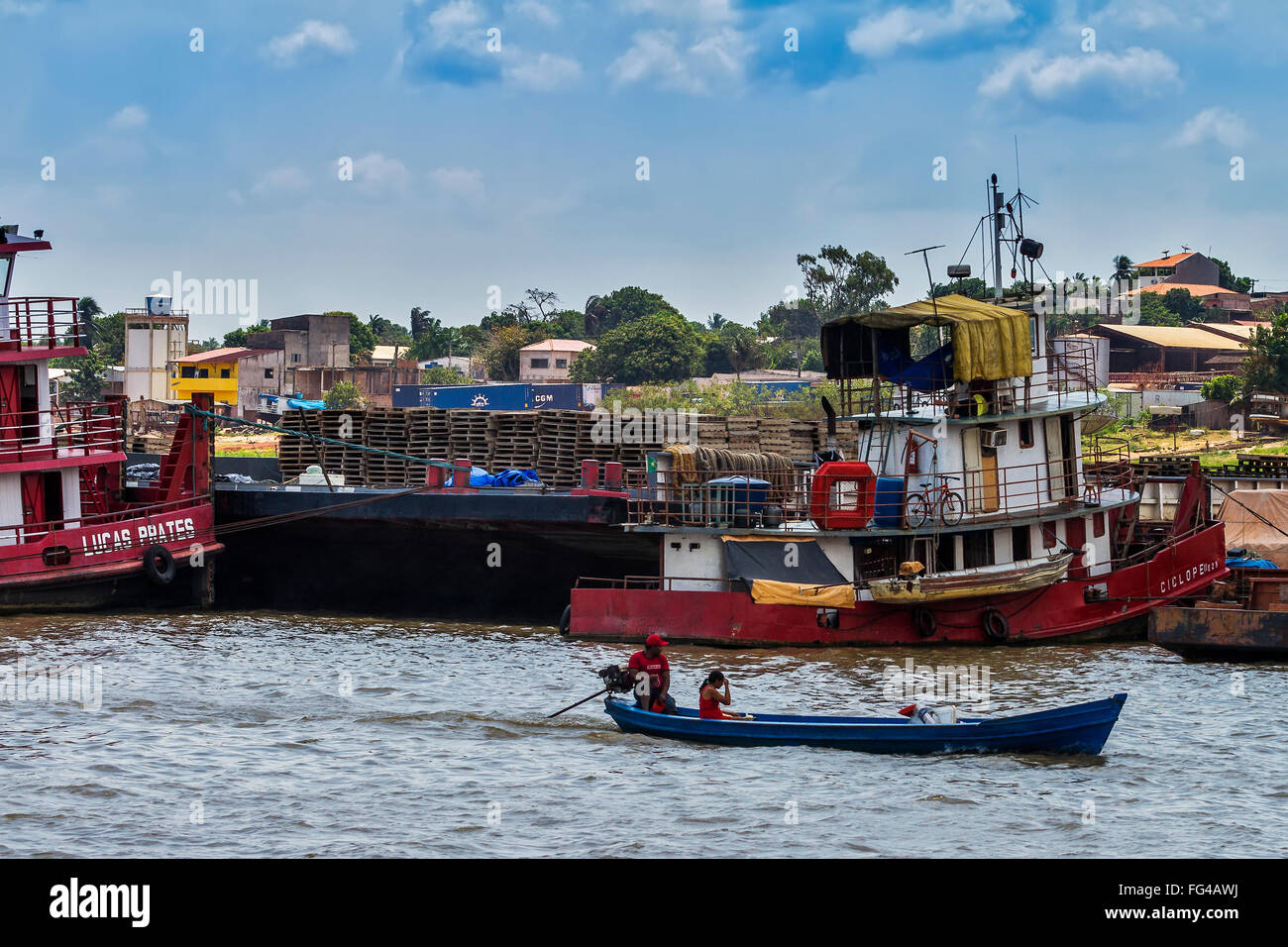 Spostamento in barca lungo il fiume Santarem in Brasile Foto Stock
