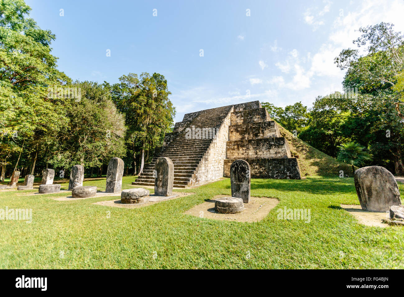 Il restaurato a est di piramide di gruppo Q, una doppia piramide complesso a Tikal, Guatemala Foto Stock