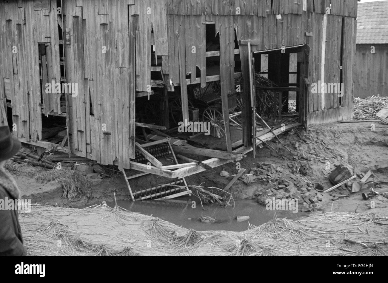 MASSACHUSETTS: inondazioni, 1936. /NA rovinato granaio e attrezzature agricole in Hatfield, Massachusetts, dopo l'alluvione del fiume Connecticut. Fotografia di Paolo Carter, marzo 1936. Foto Stock