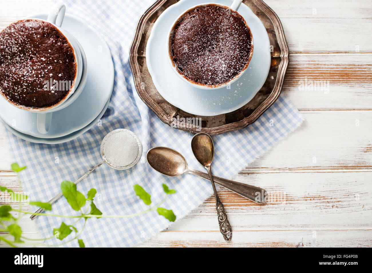 Torta al cioccolato in una tazza da caffè Foto Stock