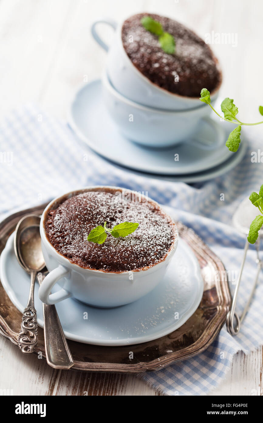Torta al cioccolato in una tazza da caffè Foto Stock