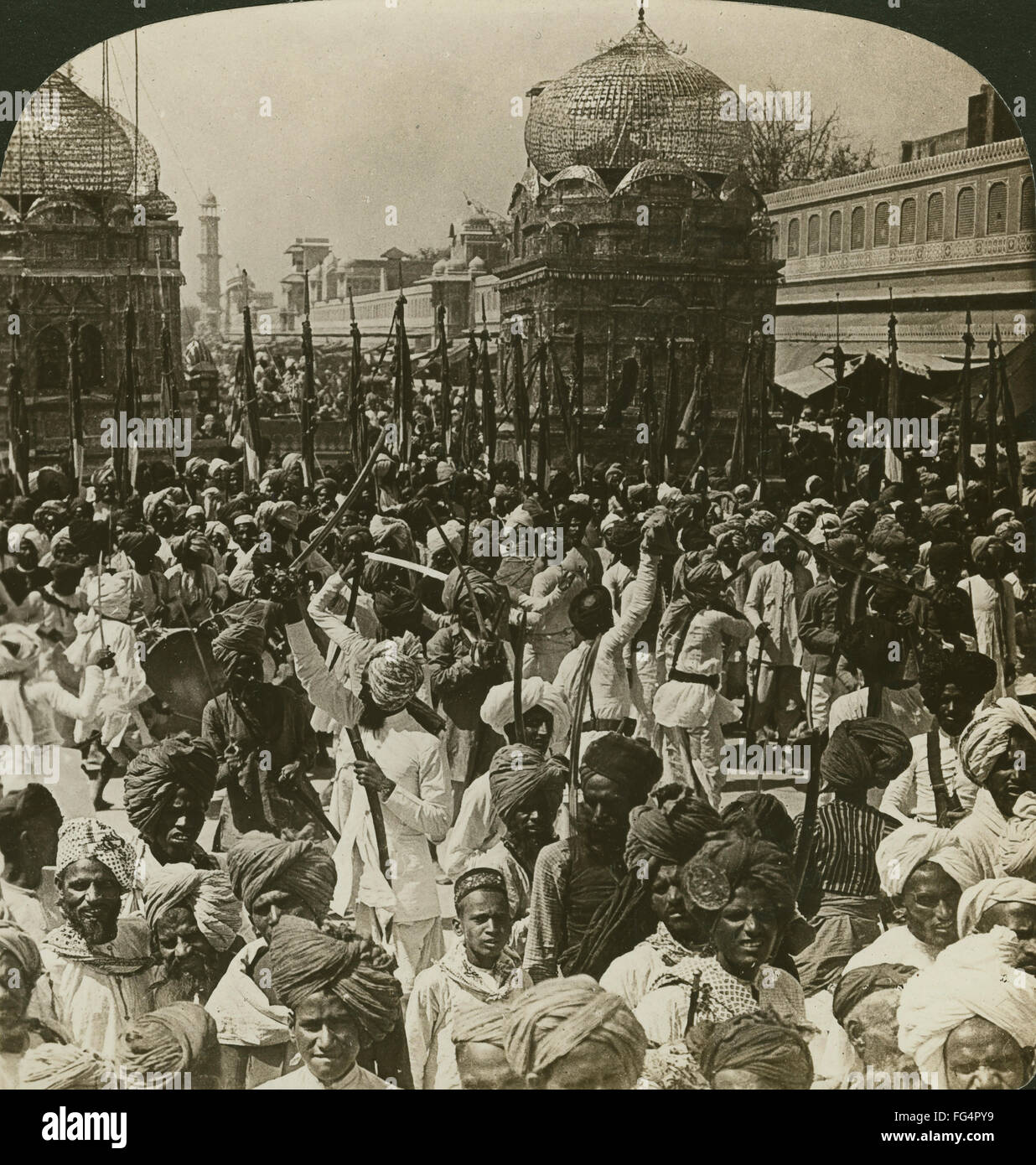 INDIA: Jaipur, c1907. /N'Mohammedans eseguendo il ballo di spada al festival di Mahorem, Jaipur, India.' Stereografia, c1907. Foto Stock