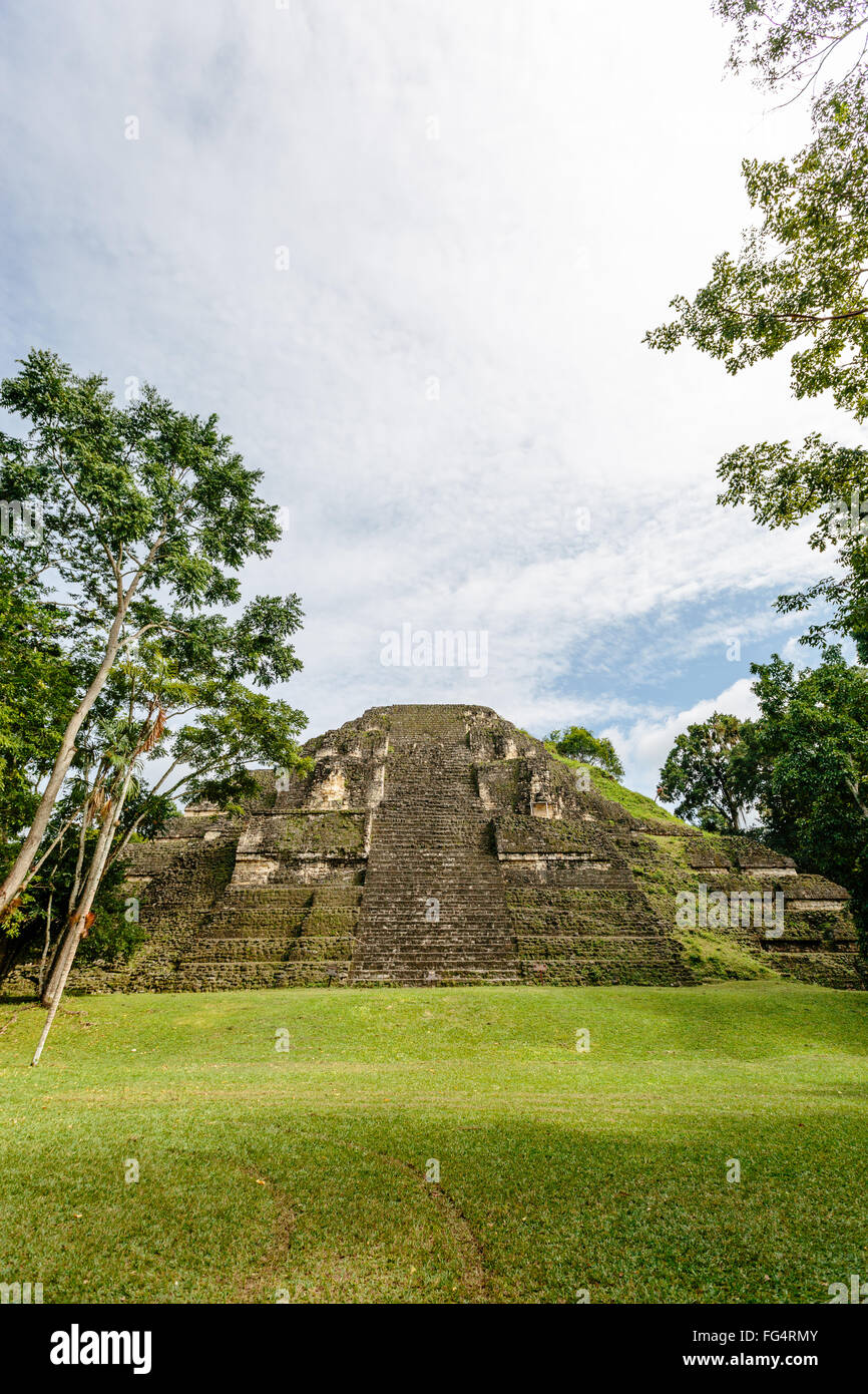 Il mondo perduto piramide in Mundo Perdido complessa, Tikal, antiche rovine, Guatemala Foto Stock