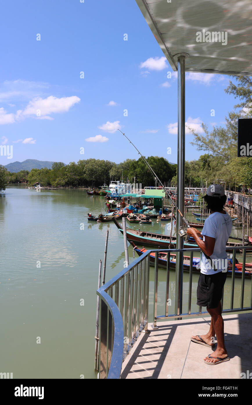 Thailandia Phuket Bo Rae barche da pesca nelle mangrovie Adrian Baker Foto Stock