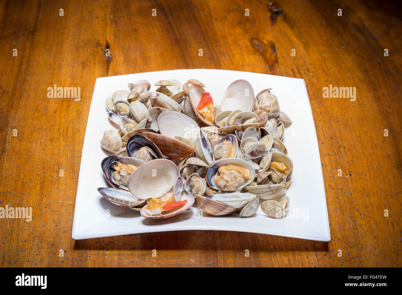 Piatti a base di pesce fresco preparati nel piatto Foto Stock