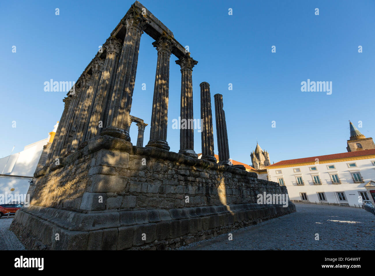 Una vista obliqua dei resti del Tempio Romano di Évora, indicato anche come il Templo de Diana a Evora, Portogallo Foto Stock